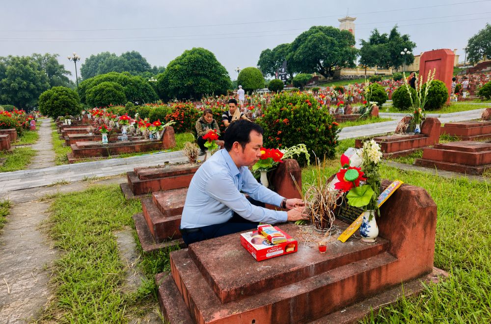 Giam-doc-chi-nhanh-Thai-Nguyen-dang-huong-tuong-niem